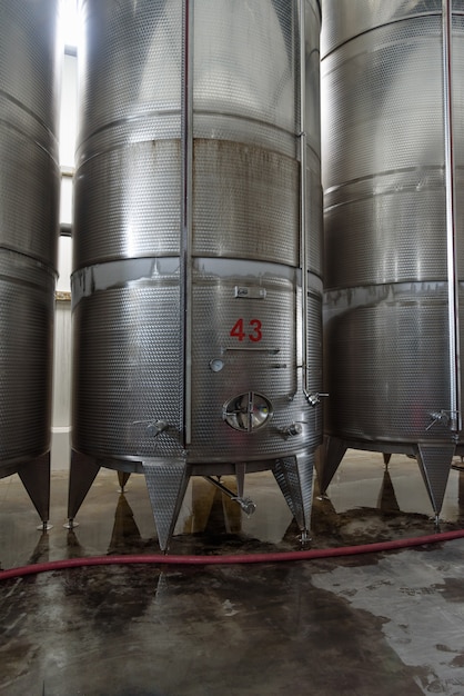 Fermentadores de aço inoxidável de grande volume usados para fazer vinho