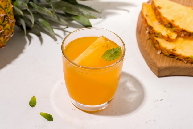 Fermentiertes Getränk aus Kombucha-Ananas