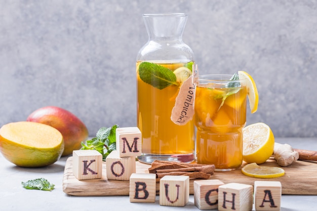 Fermentiertes Getränk aus Kombucha oder Apfelwein. Kaltes Teegetränk mit nützlichen Bakterien, Zimt