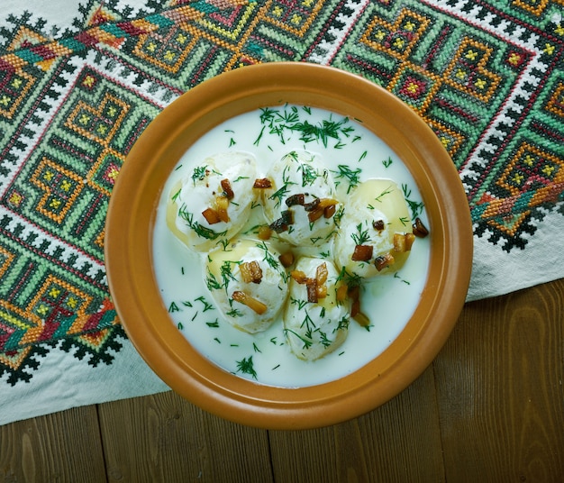 Fermentiertes Milchprodukt Guslyanka mit Kartoffeln und gebratenem Speck. Karpatenküche