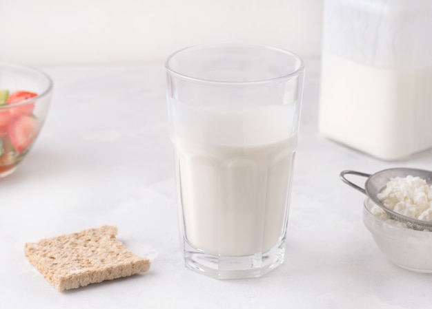 Fermentiertes Milchprodukt trinkt Kefir in einem Glas. Gesunde Getränke