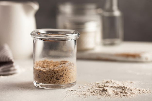 Fermento para pão é farinha de grão de centeio caseiro ativo fermento fermento fermento alimentação saudável conce ...