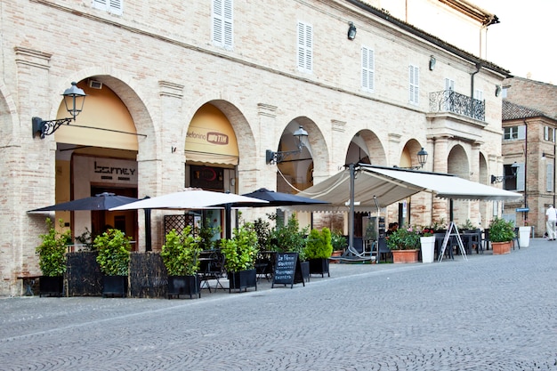 Fermo, Italien - 23. Juni 2019: Sommertag und Restaurant im Freien.