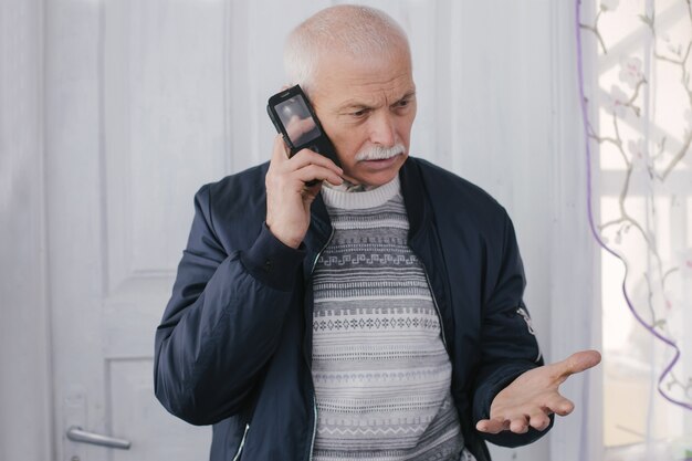 Fern arbeitender älterer Mann löst Fragen per Telefon