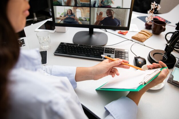 Fernarbeit vom Heimarbeitsplatz im Home Office mit PC-Geräten und Gadgets