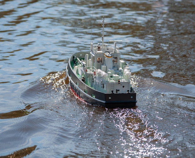 Foto fernbedienbares schiffsmodell wird auf einem see ferngesteuert