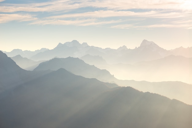 Ferne Berg Silhouette mit klarem Himmel und weichem Licht