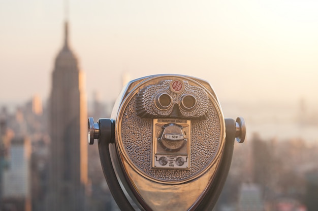 Fernglas mit New Yorker Wolkenkratzern