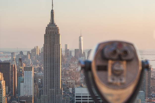 Fernglas mit New Yorker Wolkenkratzern