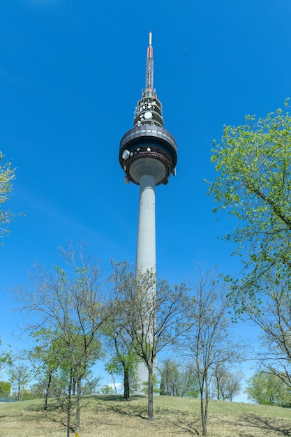 Fernmeldeturm der Stadt Madrid mit umgeben