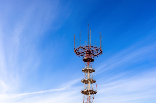 Fernmeldeturm für Radio, Fernsehen und Telefon gegen den blauen Himmel mit schönen weißen Wolken