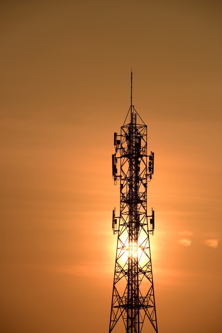 Fernmeldeturm mit Antennen.