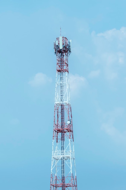 Fernmeldeturm mit Hintergrund des blauen Himmels