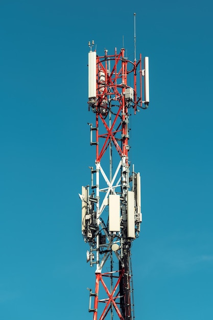 Fernmeldeturm mit Mobilfunkantennen