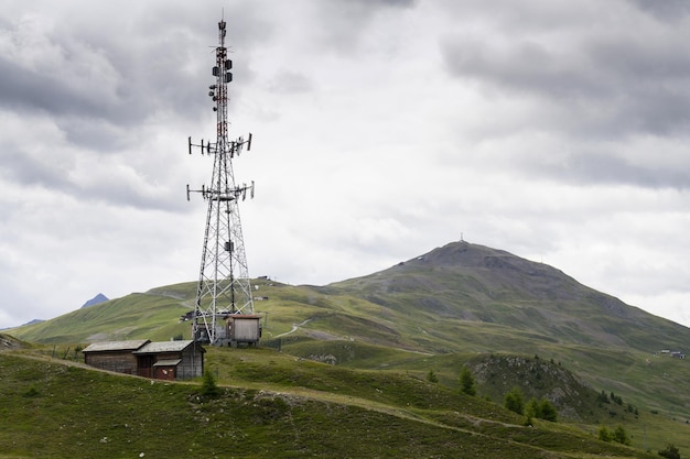 Fernmeldeturm mit Monte della Neve im Hintergrund Livigno