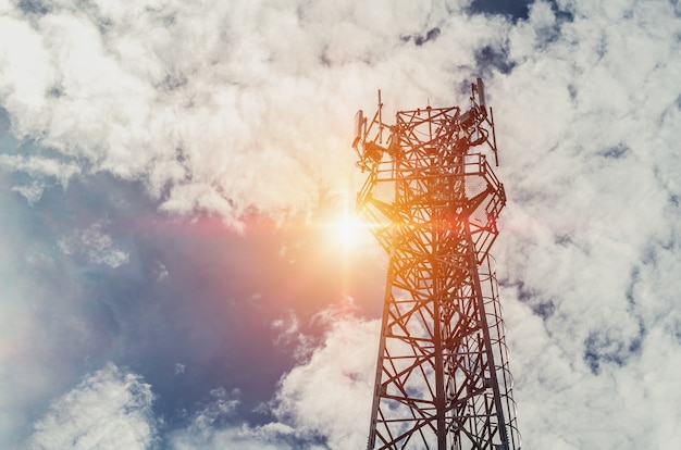 Fernmeldeturm mit Sonne und blauem Himmel