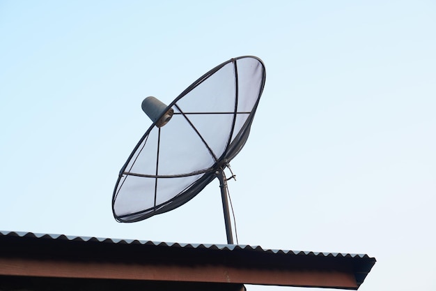 Fernsehempfänger auf dem Dach des Hauses
