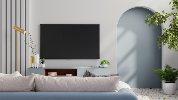 Fernseher auf blauem Schrank in einem leeren Wohnzimmer haben Sofa und minimale Dekoration