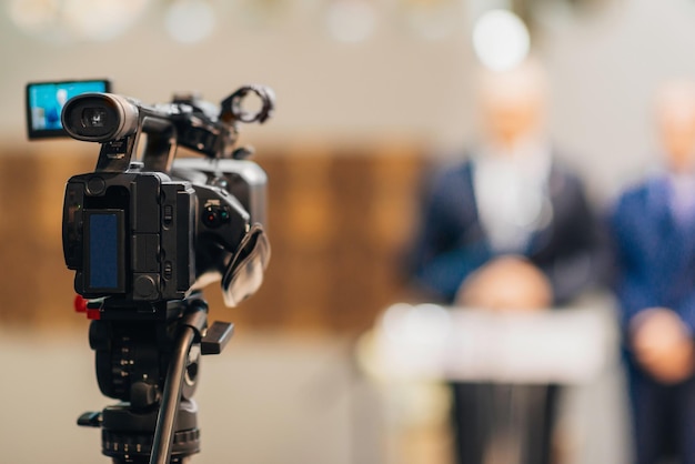 Fernsehkamera auf Pressekonferenz