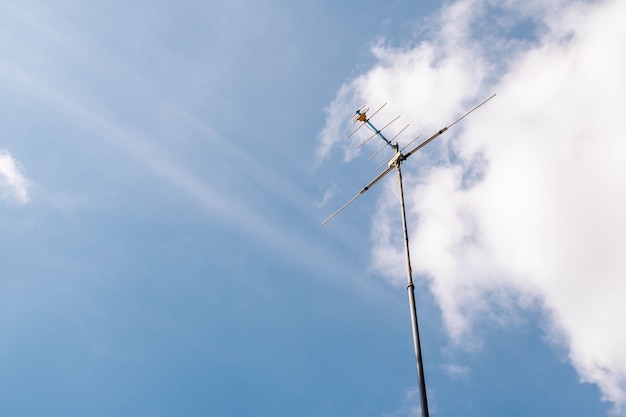 Fernsehpanel auf dem Himmelshintergrund und weißen Wolken