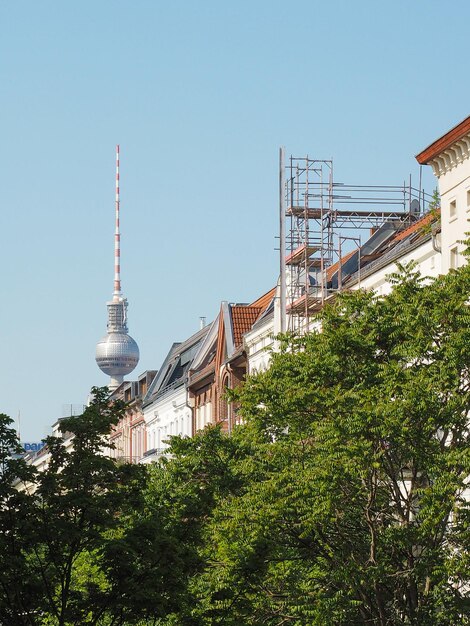 Fernsehturm (bedeutet Fernsehturm) am Alexanderplatz in Berlin, Deutschland