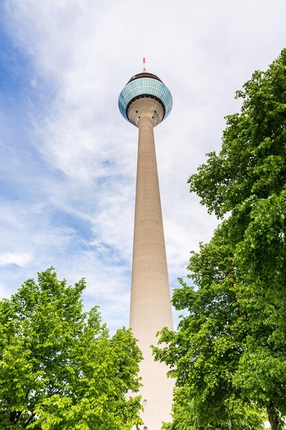 Fernsehturm Düsseldorf Rheinturm im Sommer