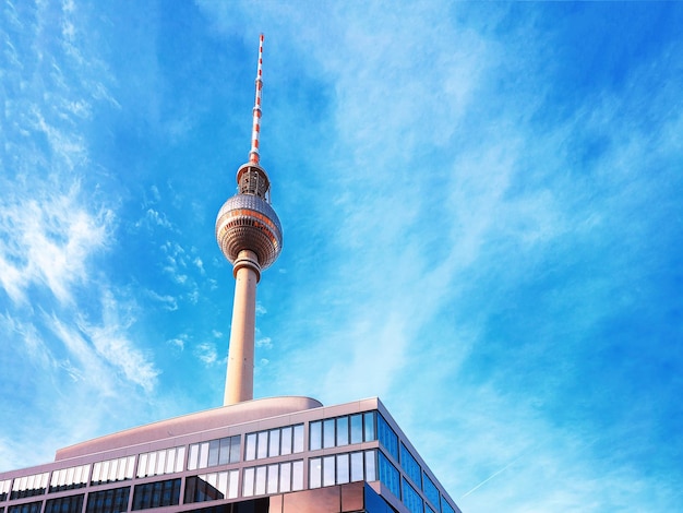 Fernsehturm, gesehen vom Alexanderplatz in Berlin, Deutschland