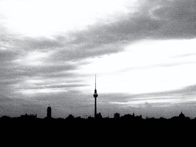 Foto fernsehturm y silueta del paisaje urbano contra el cielo