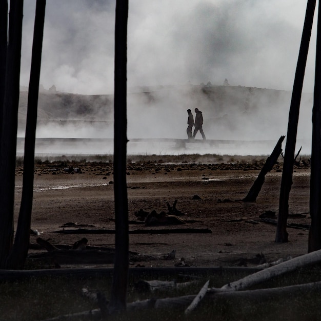 Foto fernsicht auf menschen, die auf der promenade über einen geyser laufen