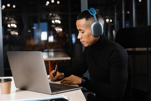 Fernunterricht für asiatische Studenten Hübscher Filipino, der zu Hause online am Laptop lernt