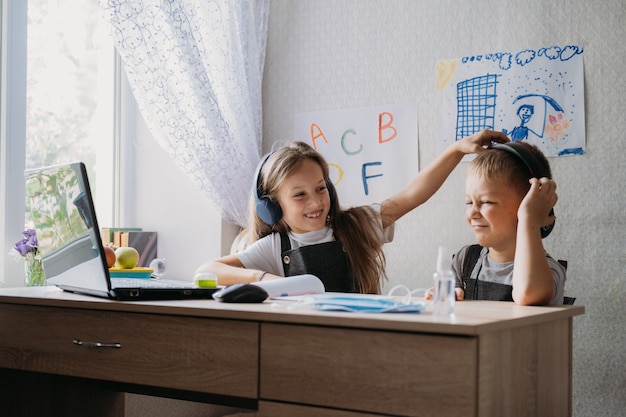 Fernunterricht zu Hause Fernunterricht Konzept zwei Schulkinder Bruder und Schwester in