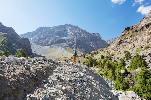 Fernweh Zeit. Mann, der in den schönen Fann-Bergen in Pamir, Tadschikistan wandert. Zentralasien.