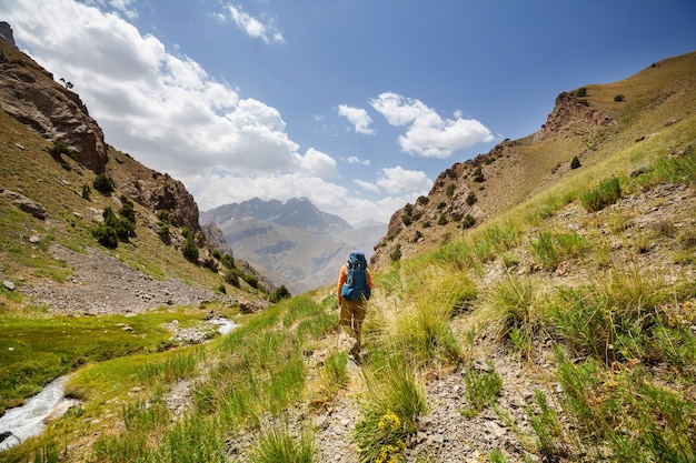 Fernweh Zeit. Mann, der in den schönen Fann-Bergen in Pamir, Tadschikistan wandert. Zentralasien.