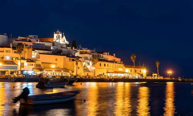 Ferragudo-Dorf mit Fischerbooten. Algarve, Portugal