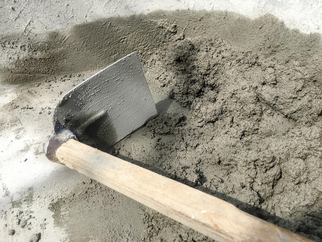 Foto ferramenta de mistura com pedra, cimento e areia para fazer um piso de concreto forte, conceito de construção