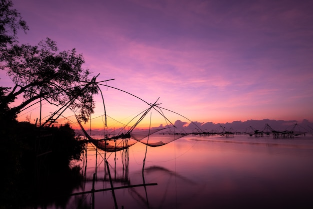 Ferramenta de pesca no lago