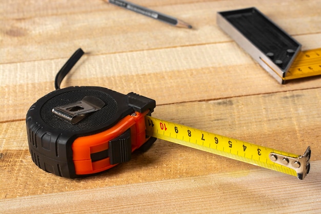 Ferramenta para medir a oficina do carpinteiro do marceneiro Closeup
