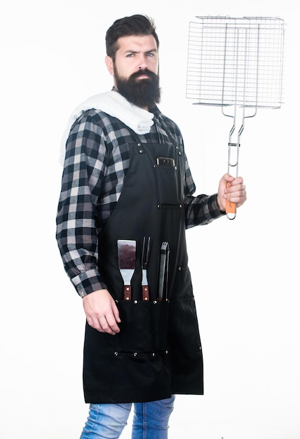 Ferramenta portátil para cozinhar o melhor churrasco Hipster segurando a ferramenta de cesta de aço inoxidável Homem barbudo com grelha de metal ferramenta de churrasco nas mãos Grelhador usando ferramenta de grelha para grelhar churrasco