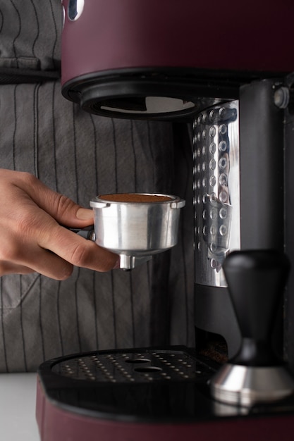 Foto ferramenta usada em uma máquina de café durante o processo de fabricação do café