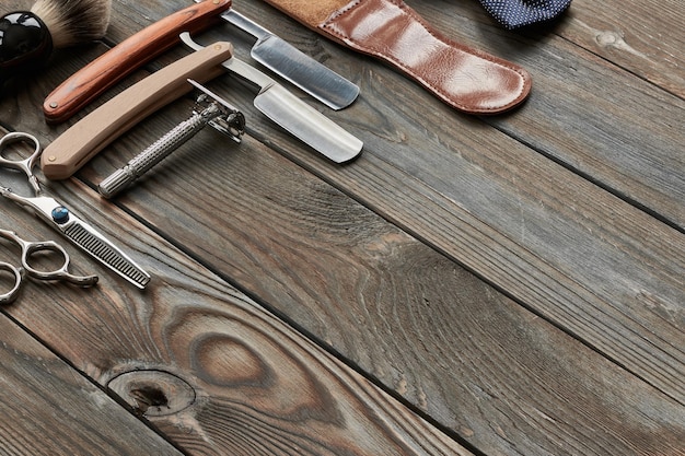 Foto ferramentas de barbearia vintage em fundo de madeira