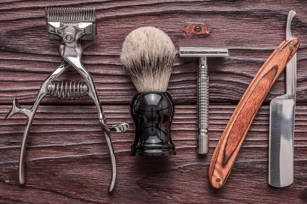 Foto ferramentas de barbearia vintage em fundo de madeira