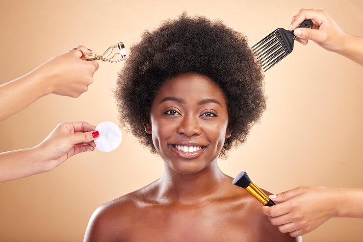Foto ferramentas de beleza e retrato de mulher negra em estúdio para cuidados com a pele e cosméticos sorria cuidado afro e modelo africano feliz com pente de brilho de pele e pincel de maquiagem em fundo bege com as mãos
