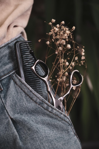 Ferramentas de cabeleireiro closeup em jeans com flores