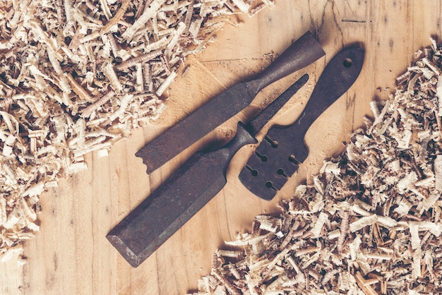 Ferramentas de carpinteiro na mesa de madeira com serragem. Vista superior do local de trabalho de carpinteiro