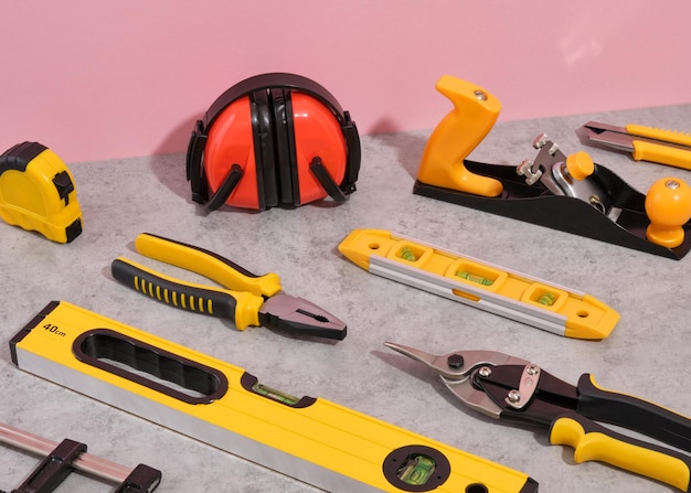 Foto ferramentas de construção diy tape medir fones de ouvido de trabalho nível de construção tesouras metálicas planadores facas utilitárias e outros