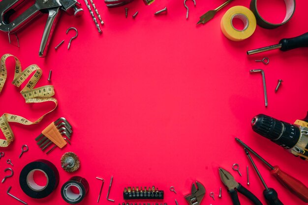 Foto ferramentas de construção em fundo rosa