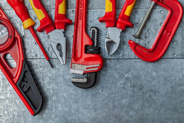 Ferramentas de construção vermelhas em fundo metálico