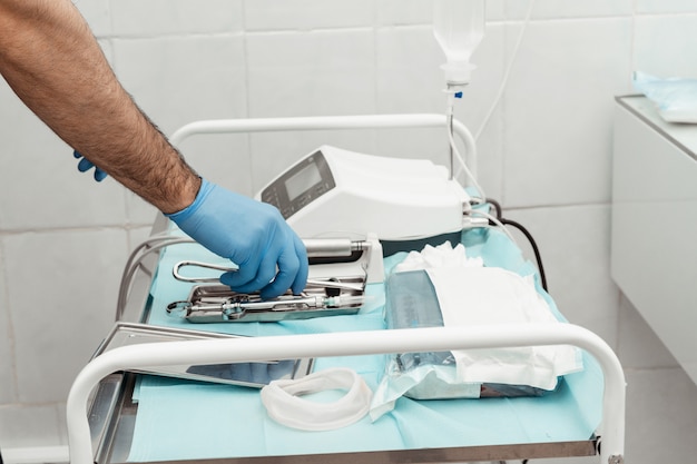 Ferramentas de dentista. Conjunto de equipamentos do dentista no local de trabalho. Saúde e medicina. Fechar-se