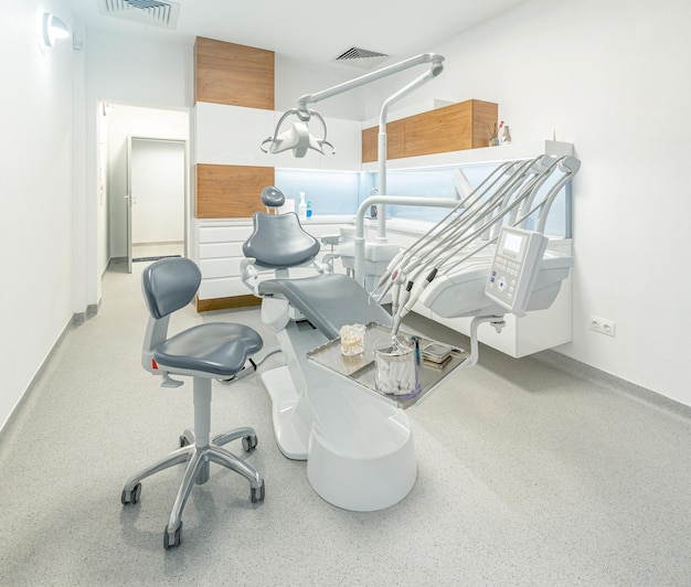 Ferramentas de dentista e cadeira de odontologia profissional
