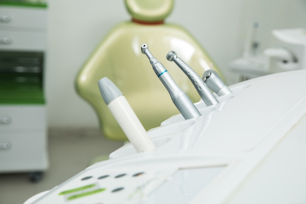 Ferramentas de dentista na mesa